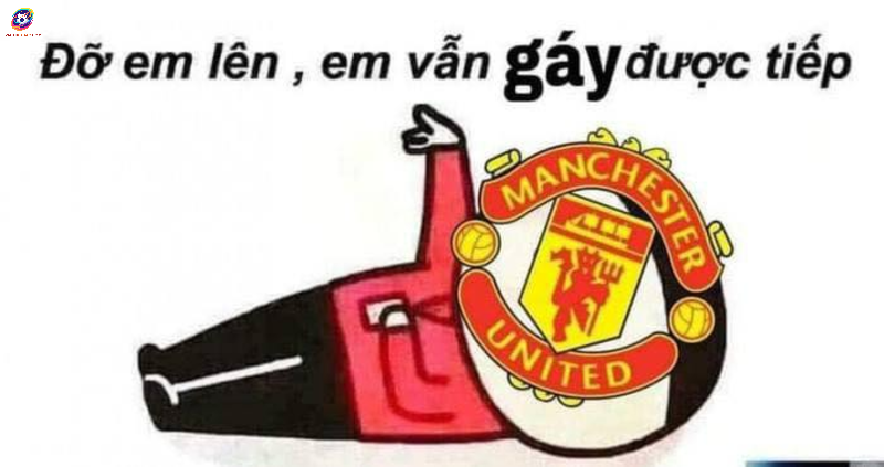 Đỡ em lên, fan MU vẫn gáy được mà