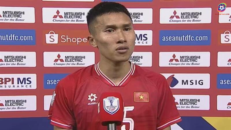 Ánh mắt trầm đầy suy tư