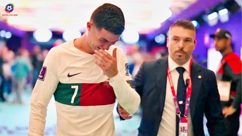 Ronaldo khóc trong đường hầm đầy tiếc nuối