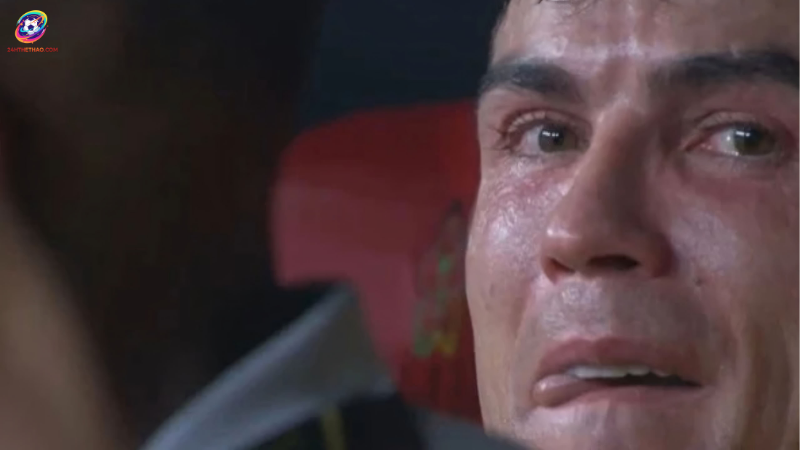 Ronaldo khóc trong đường hầm khiến fan xót thương