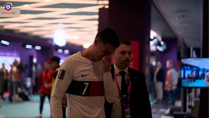 Ronaldo khóc trong nghẹn ngào và những bí ẩn tâm lý