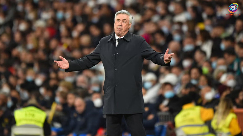 Ancelotti khoanh tay với vẻ mặt “mọi thứ đã tính toán”