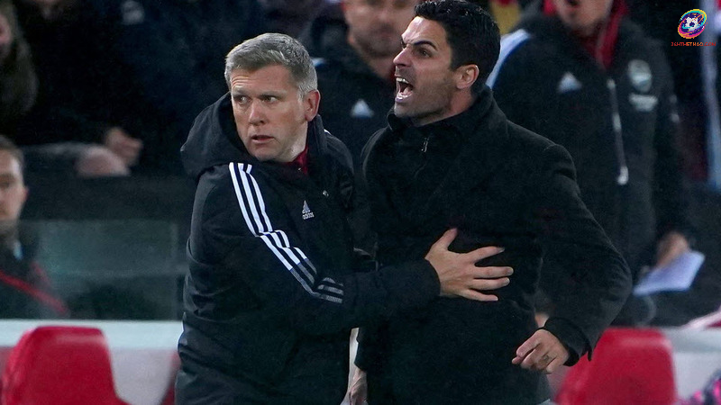 Arteta gào thét ngoài đường biên