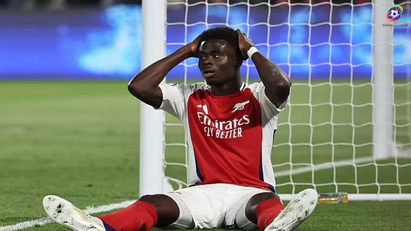 Bukayo Saka thất vọng sau pha bỏ lỡ