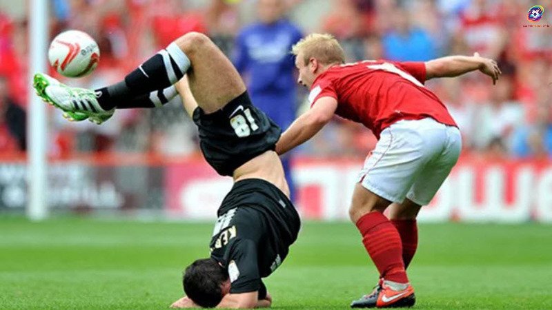 Đồng đội kiến tạo xong chỉ biết quay đi