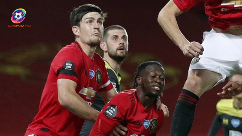 Harry Maguire kèm đồng đội