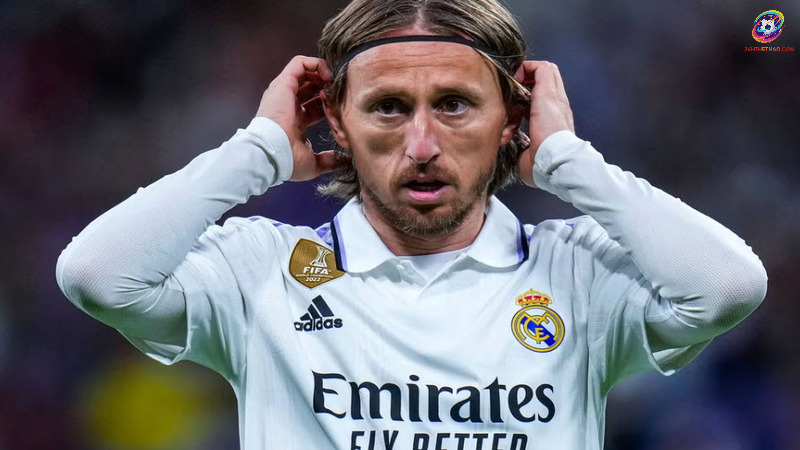 Luka Modrić cau mày khi bị đối thủ phạm lỗi liên tục
