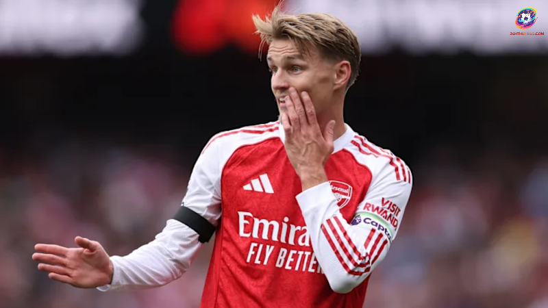 Martin Odegaard trầm ngâm giữa sân