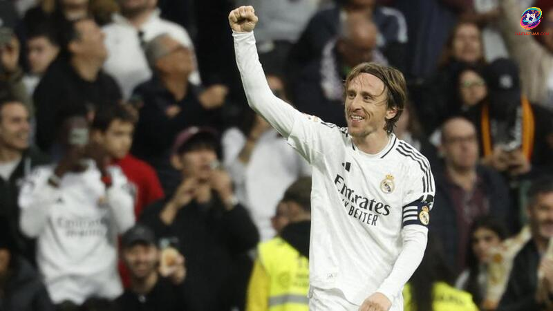 Modrić mỉm cười nhẹ sau khi giành lại bóng