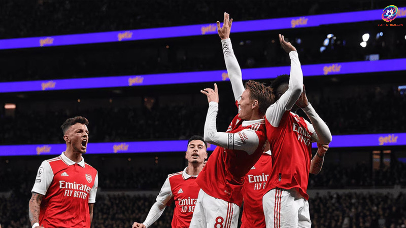 Odegaard ăn mừng cùng đồng đội