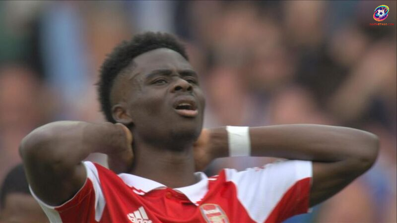 Saka thất vọng rời sân