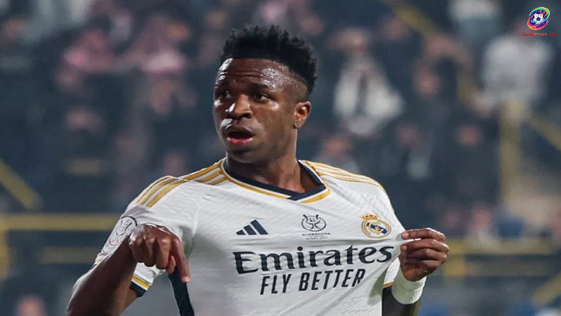 Vinícius Jr ngơ ngác khi bị thổi phạt dù vừa vượt qua hai hậu vệ